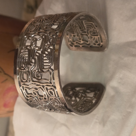 Elegant Silver Tone Cuff Bracelet - Picture 2 of 2